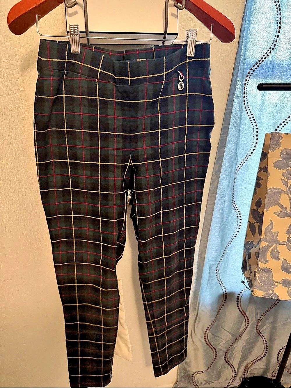 Tommy Hilfiger Tartan Plaid Pull-On Ankle Pants Black & Blue Medium